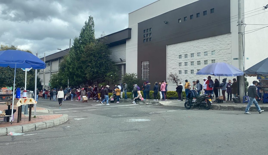 Largas filas para reclamar bonos de ayudas en Bogotá