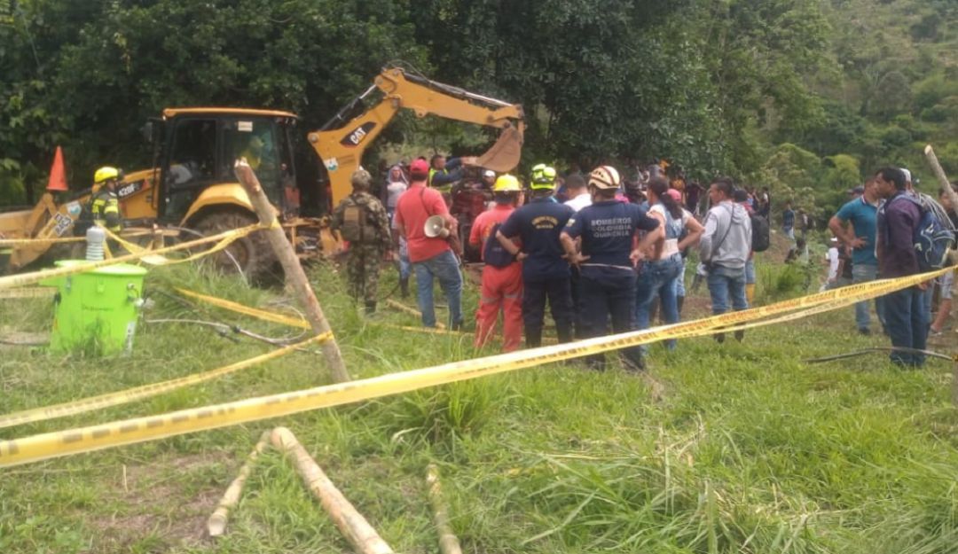 Con troncos de madera y el apoyo de comunidad, organismos de socorro ingresan el equipo