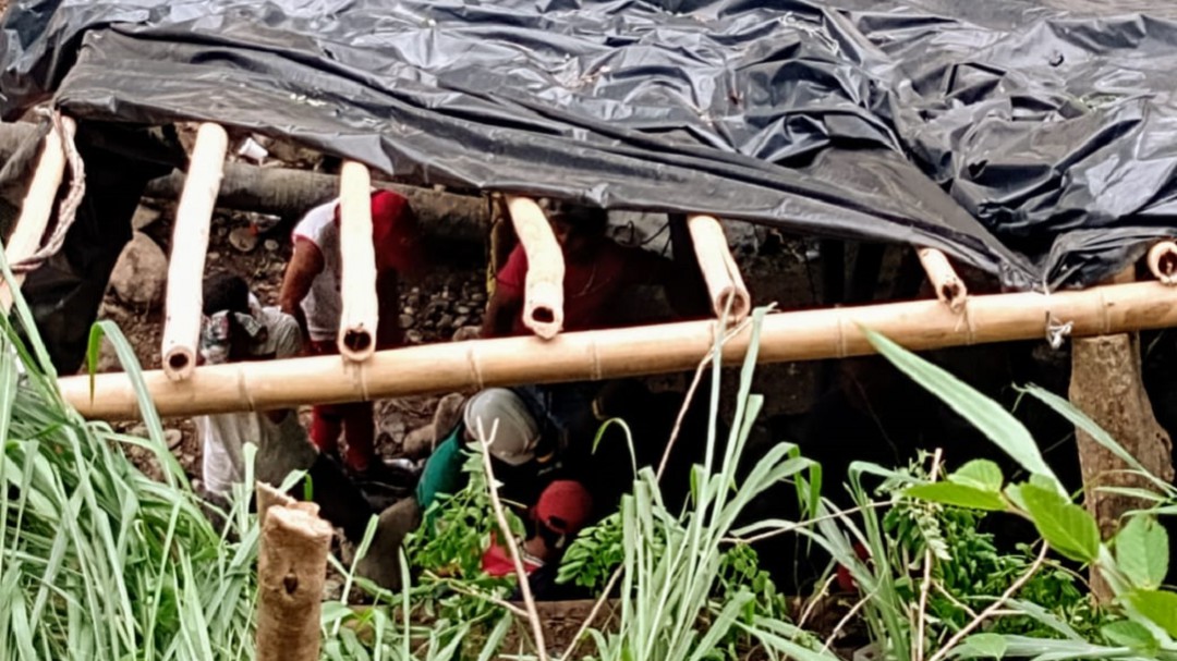 Entre los mineros atrapados habría dos venezolanos