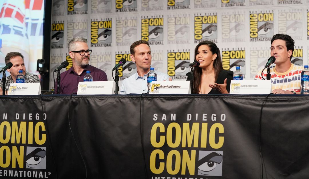 Justin Spitzer, Gabe Miller, Jonathan Green, America Ferrera y Ben Feldman en la San Diego, Comic-Con en 2019