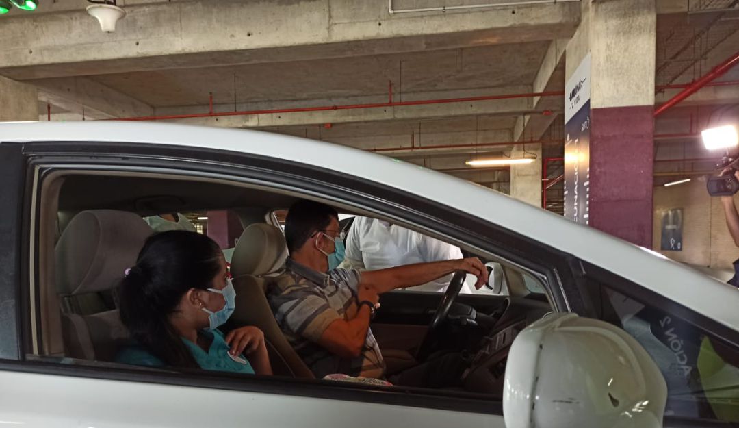 Plan piloto de vacunación contra el COVID-19 en los vehículos comenzó en Barranquilla.