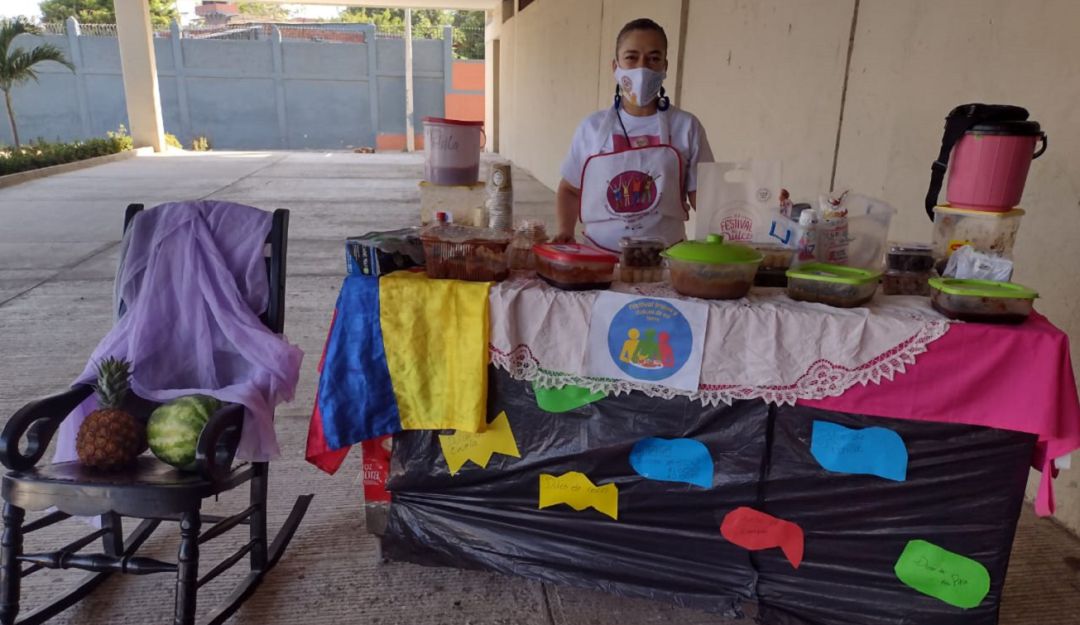 La tradicional plaza también ofrece productos para preparar comidas en casa