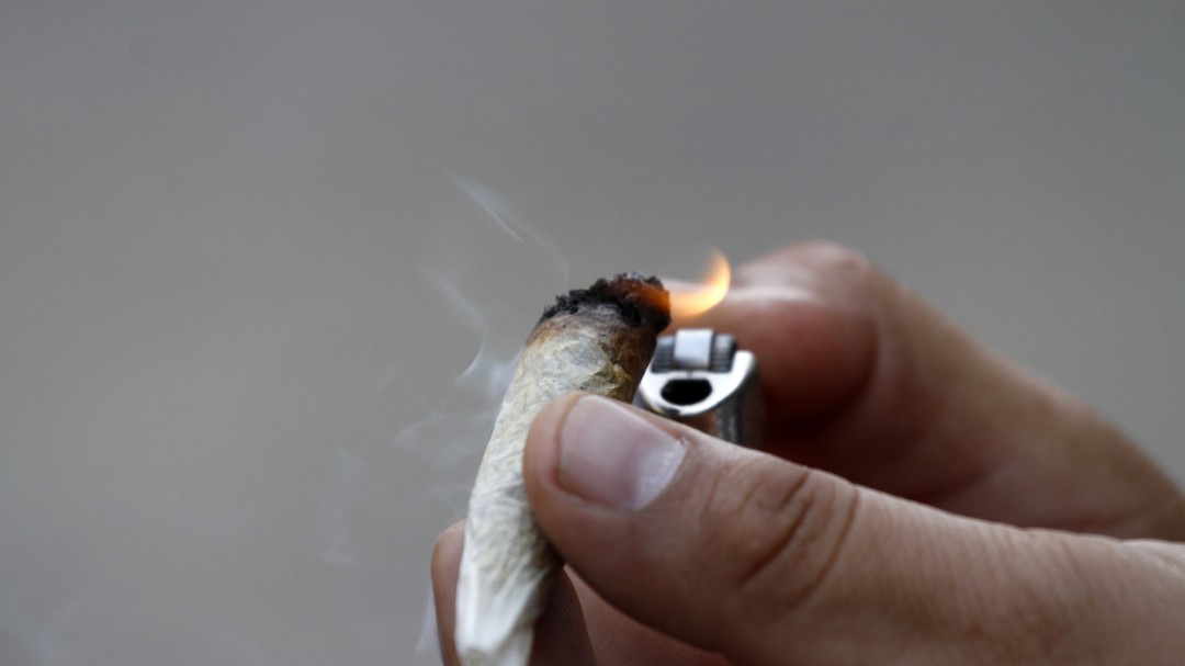 Estado de Nueva York aprueba ley que legaliza uso recreativo de marihuana