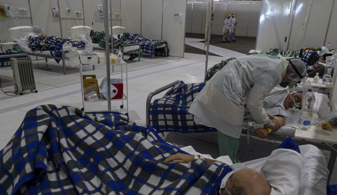 En países como Brasil, el sistema hospitalario está al borde del colapso. En países como Brasil, el sistema hospitalario está al borde del colapso.