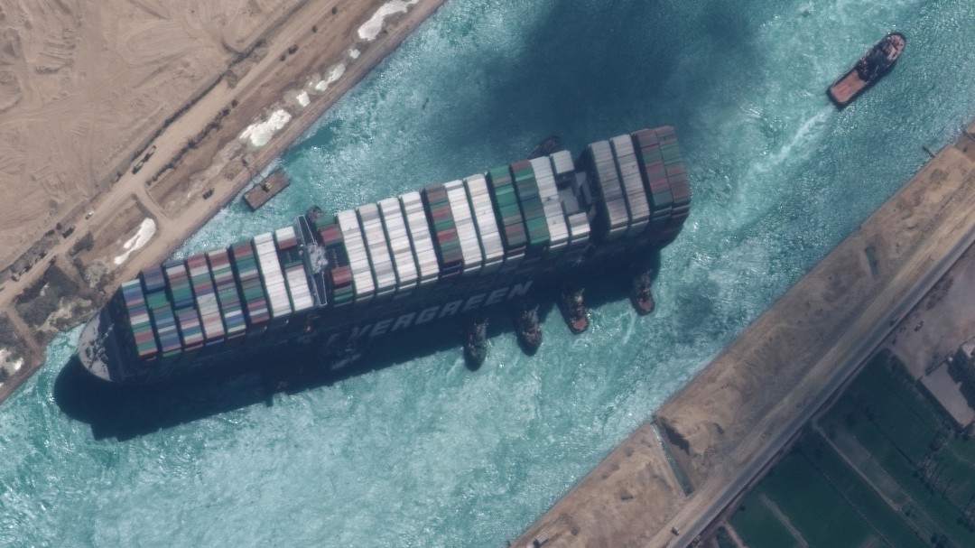 Compensación por bloqueo de Canal de Suez alcanzaría los mil millones USD
