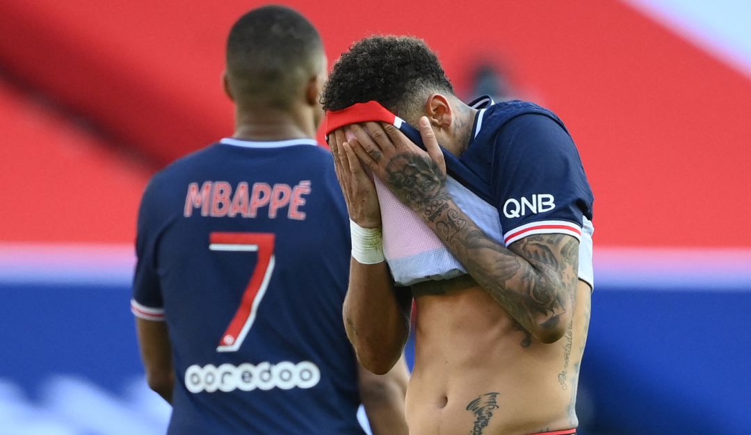 Neymar luego de ser expulsado en la derrota de su equipo contra el Lille