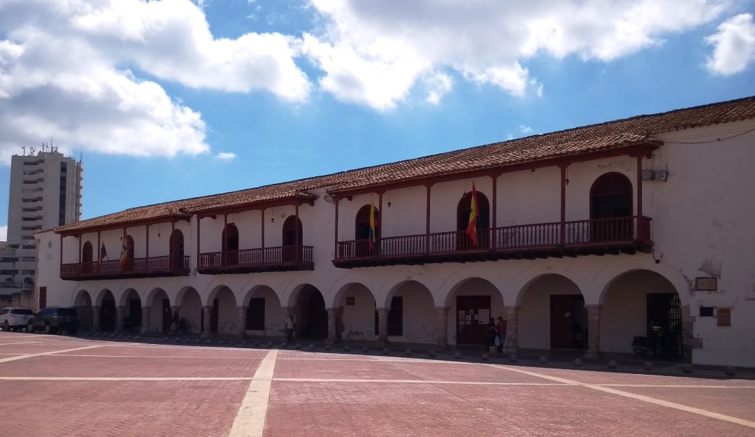 El demandante pretendía establecer si los contratos de Ordenes de Prestación de Servicios de Planeación Distrital se hicieron según tabla de salarios