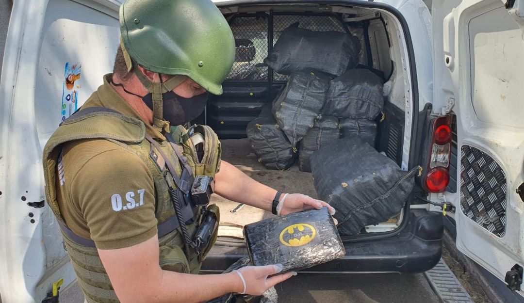 Según la Inteligencia Policial chilena, esta agrupación criminal sería una célula de narcotráfico trasnacional aliada a las disidencias de las Farc.