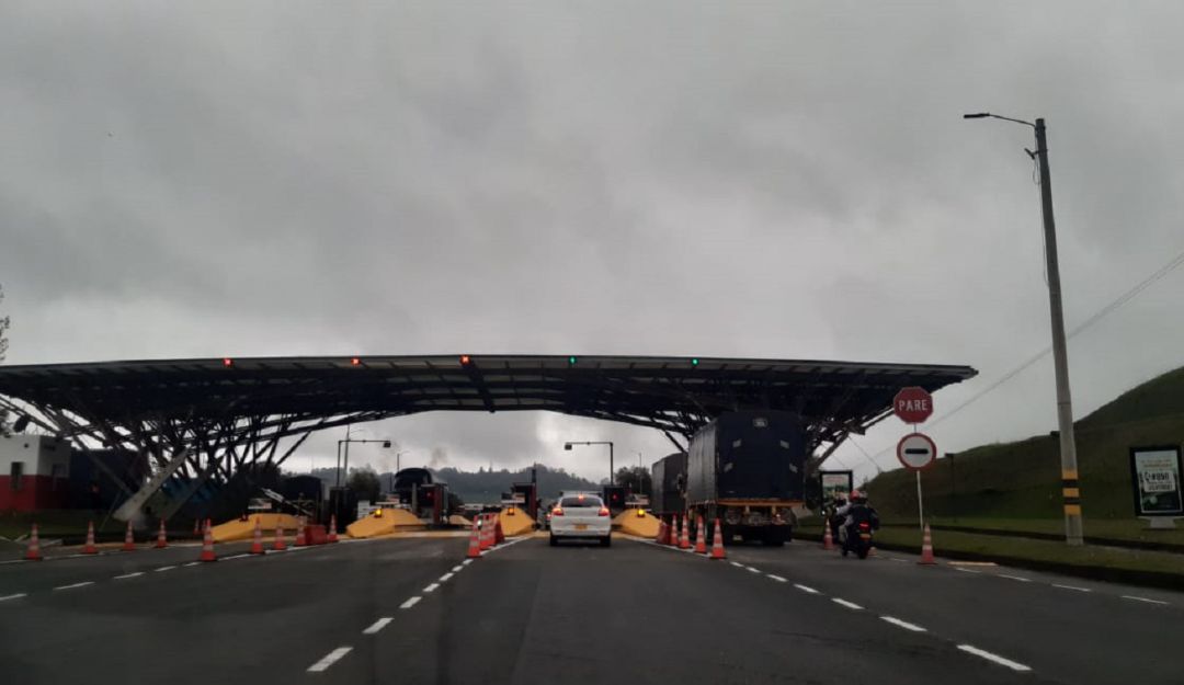 Día nublado y lluvioso en Armenia y el Quindío, peaje de cruces en autopistas del café