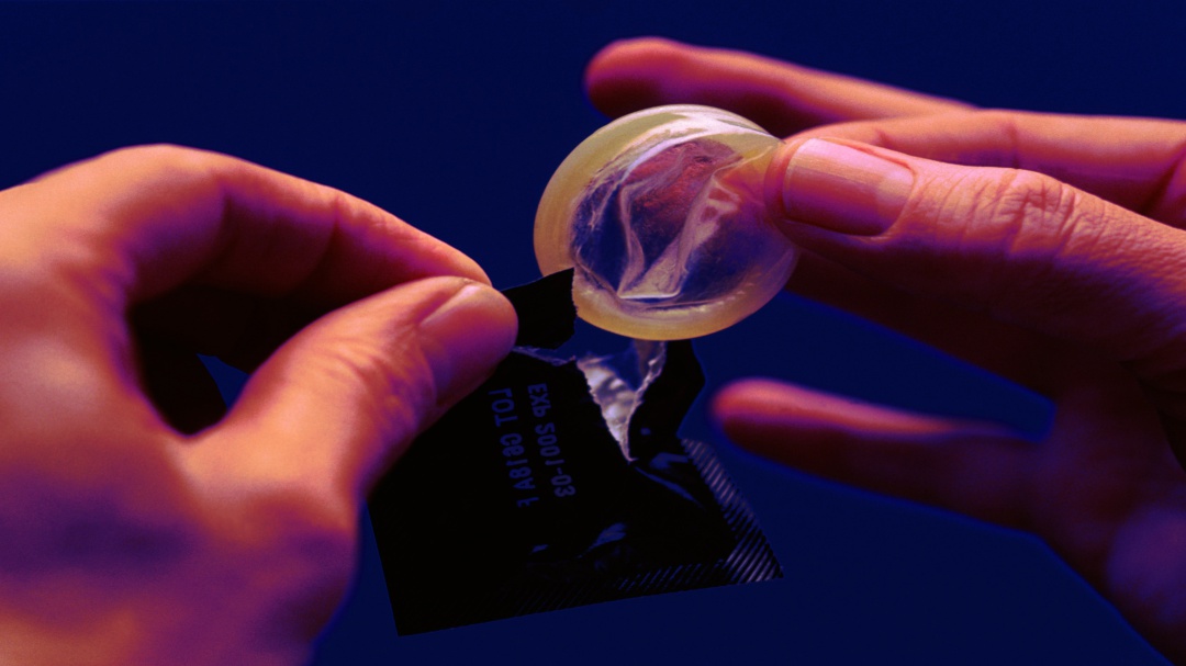 Polémica: ¿Condones en el kit de carretera?