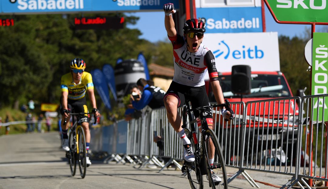 Tadej Pogacar festeja la victoria en la tercera etapa de la Vuelta al País Vasco.