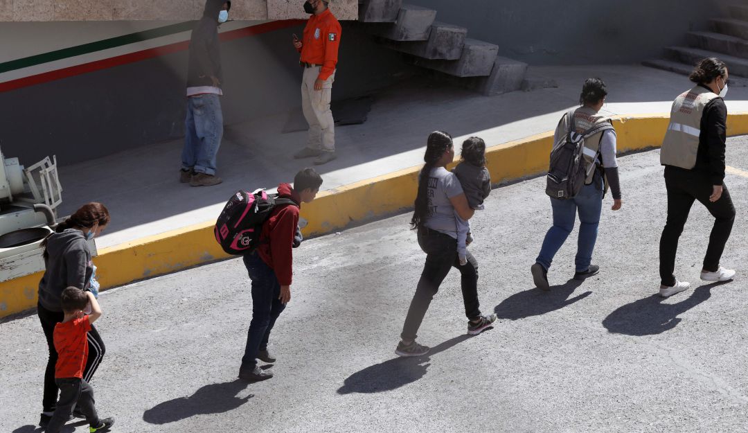 Migrantes caminan hacia la frontera entre México y Estados Unidos