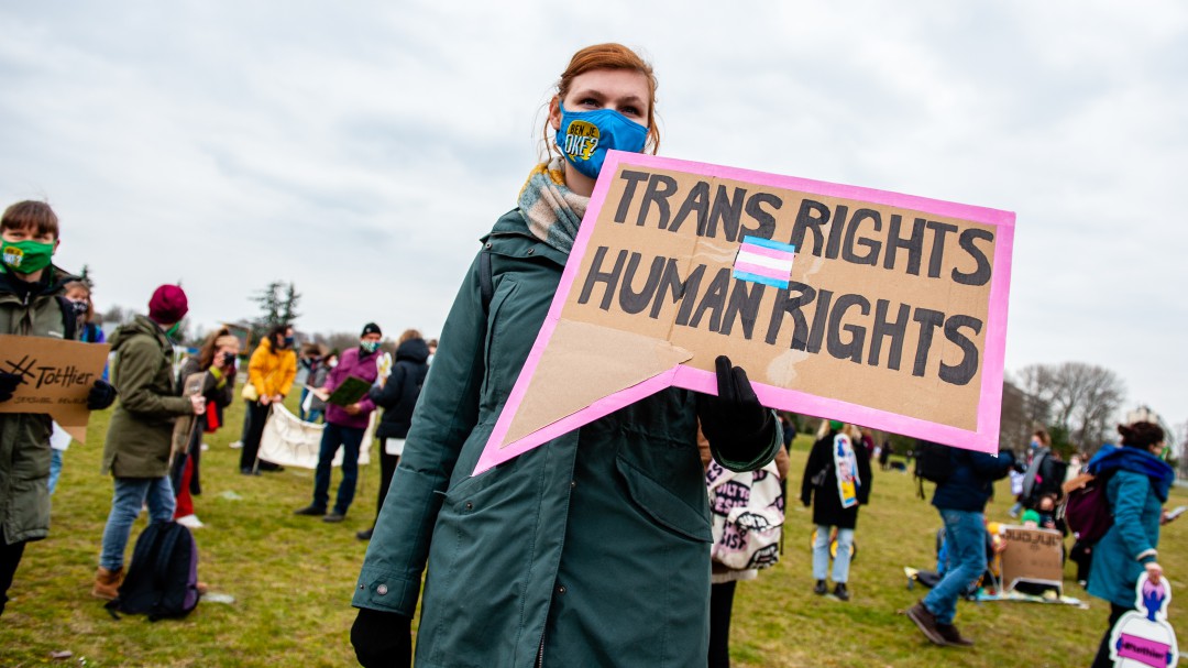 Arkansas, primer estado de EE.UU. en prohibir tratamientos a menores trans