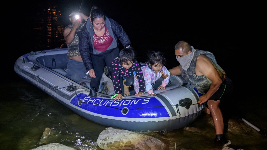 Detenciones migrantes en frontera de EE.UU. llegan a mayor cifra en 20 años