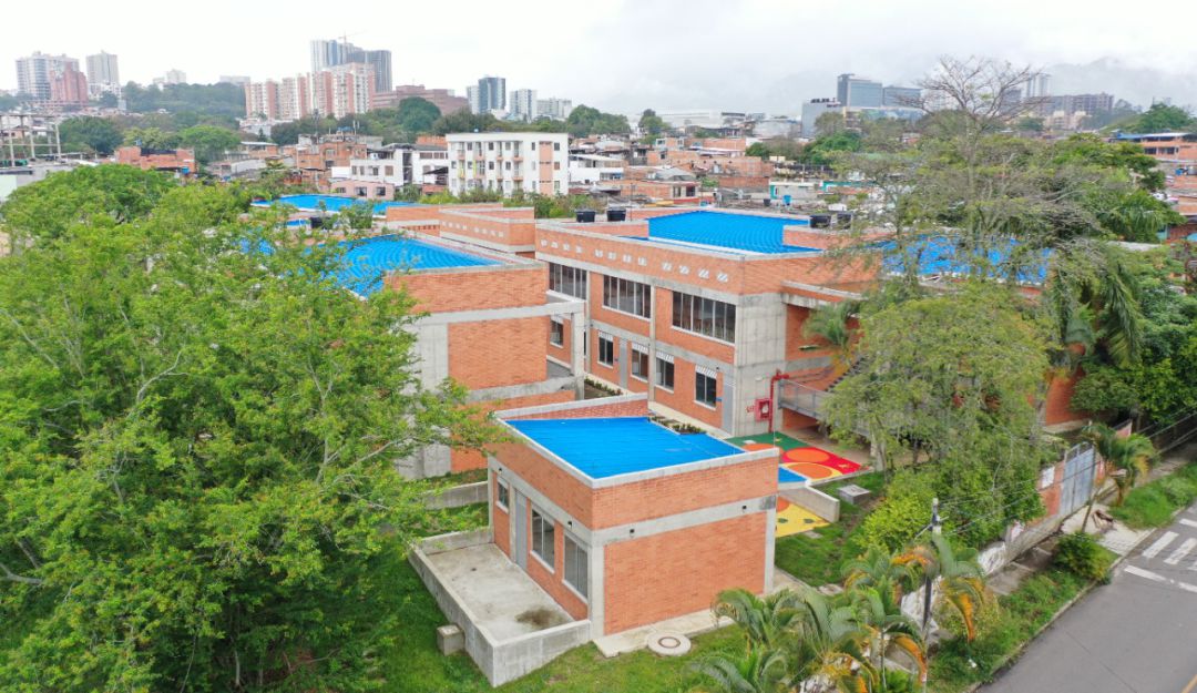 Los 200 colegios tienen 2.889 aulas de clases nuevas, 82 bibliotecas, 112 laboratorios y 175 comedores escolares.