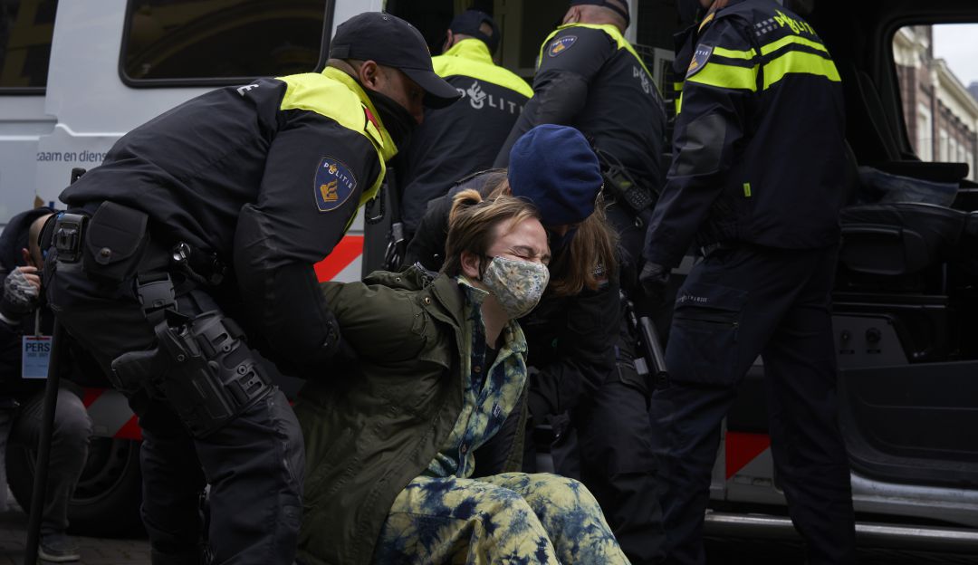 La policía neerlandesa detiene manifestantes que exigen el cumplimiento de los compromisos medioambientales.