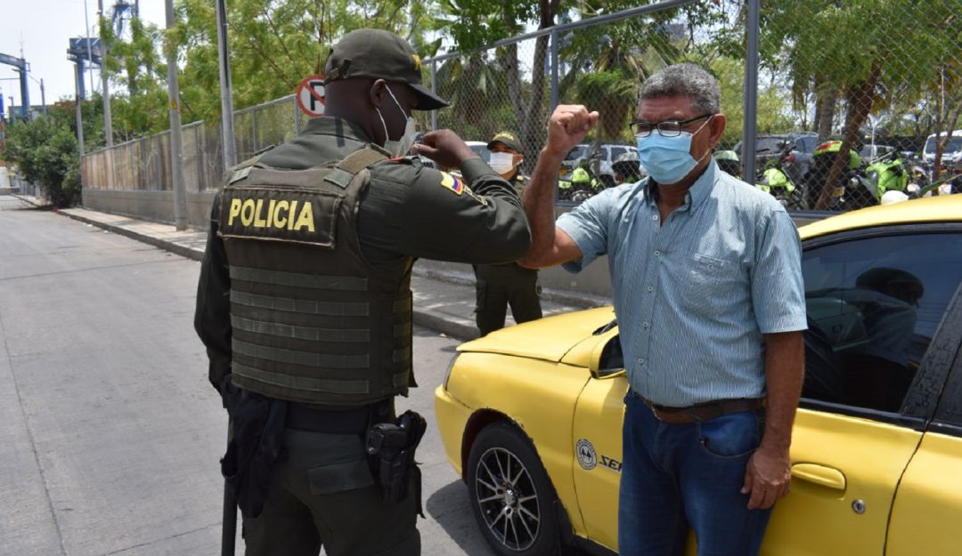 El conductor se comunicó con una patrulla de la Policía para ubicar a la propietaria y entregarle su teléfono móvil