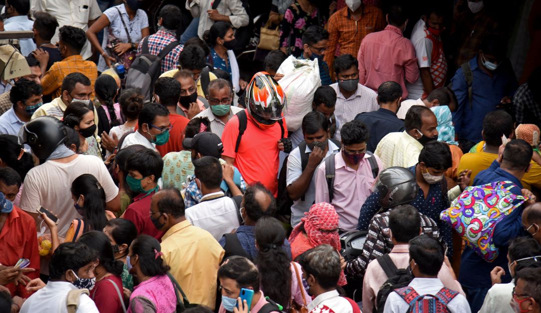 Pese a las restricciones, en buena parte de las regiones de India las aglomeraciones continúan.