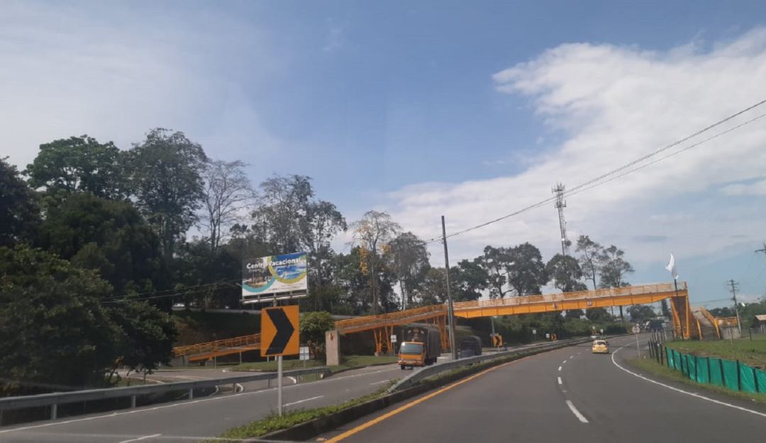 Puente peatonal de ingreso al centro vacacional Comfenalco en vía Armenia Club Campestre
