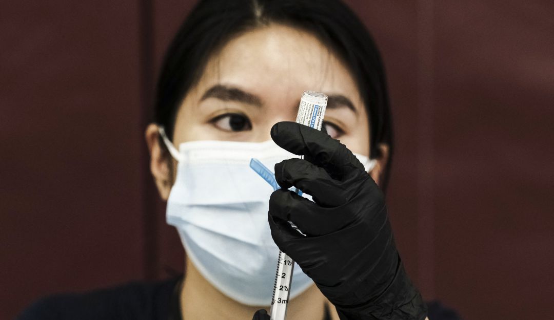 Preparación de la vacuna de Johnson & Johnson en Estados Unidos