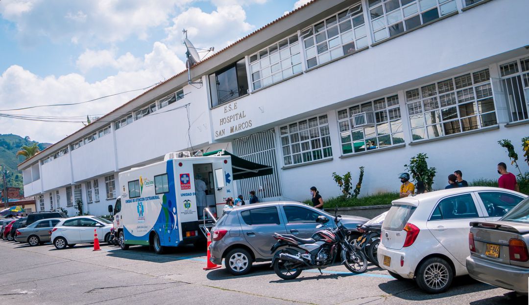 Especialistas de la entidad suspenden varios servicios por falta del pago de sus salarios.
