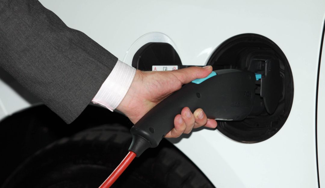 Vehículos eléctricos tendrían tarifa especial en parqueaderos del país