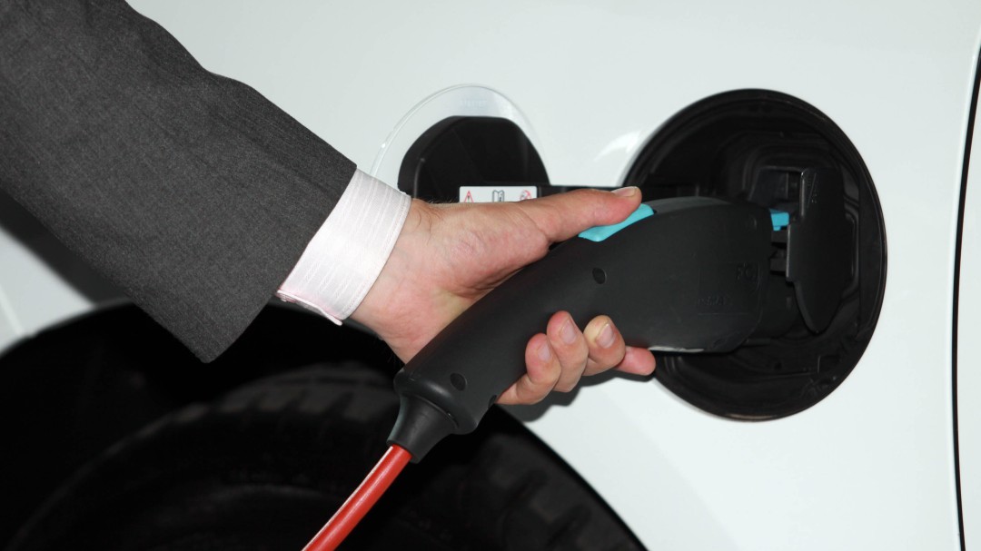 Vehículos eléctricos tendrían tarifa especial en parqueaderos del país
