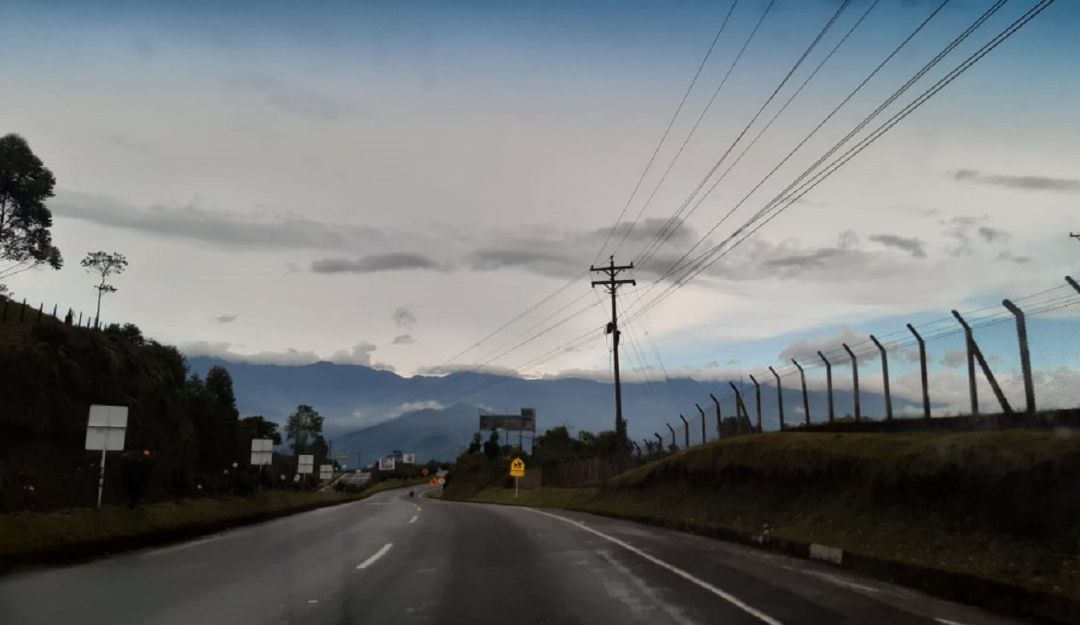 Autopistas del café, al fondo la cordillera central lado Quindío