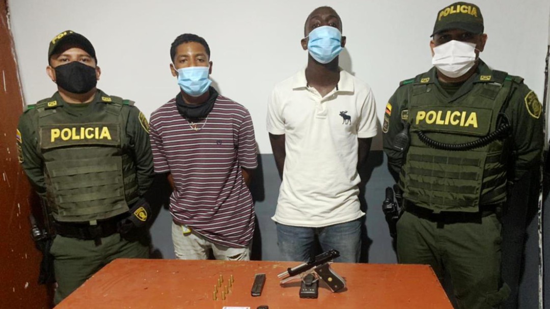 Con una pistola automática Prieto Beretta fueron detenidas dos personas