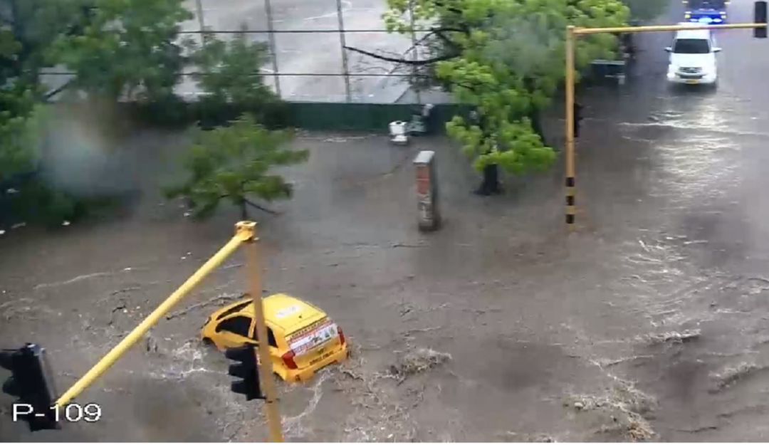 La Policía recomendó a la ciudadanía estar atentos al aumento del caudal de algunos canales durante los aguaceros para evitar tragedias