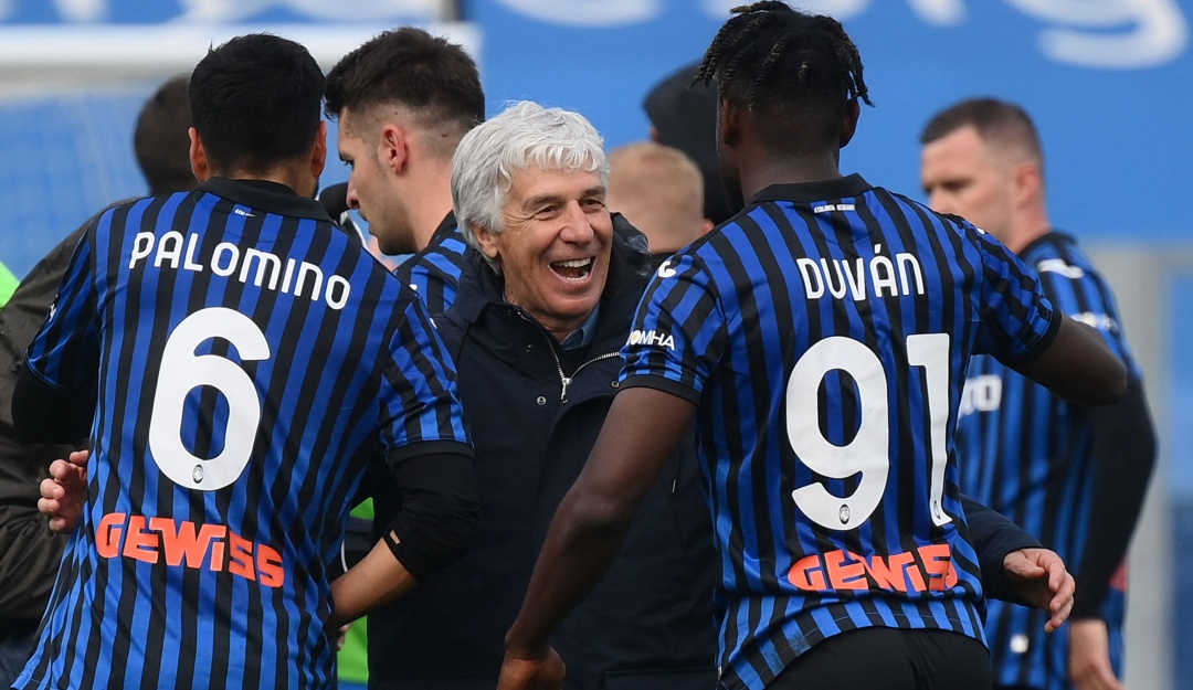 Duván Zapata festeja junto a su técnico y compañeros el gol de la victoria.