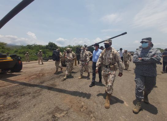 Ministro Diego Molano (centro) acompañado de la cúpula de las Fuerzas Militares en el Cantón Buenavista, La Guajira. Ministro Diego Molano (centro) acompañado de la cúpula de las Fuerzas Militares en el Cantón Buenavista, La Guajira.