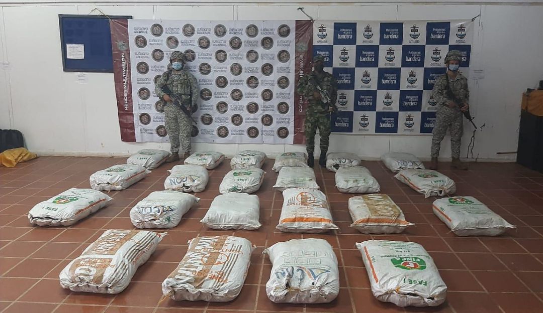 Las tropas de la Armada encontraron en la lancha 704 kilogramos de pasta base de coca.