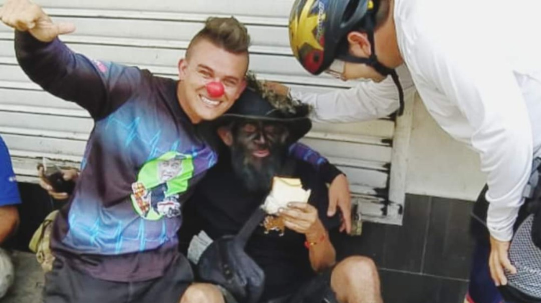 VIDEO: Stid regaló sus zapatos a un migrante y luego murió