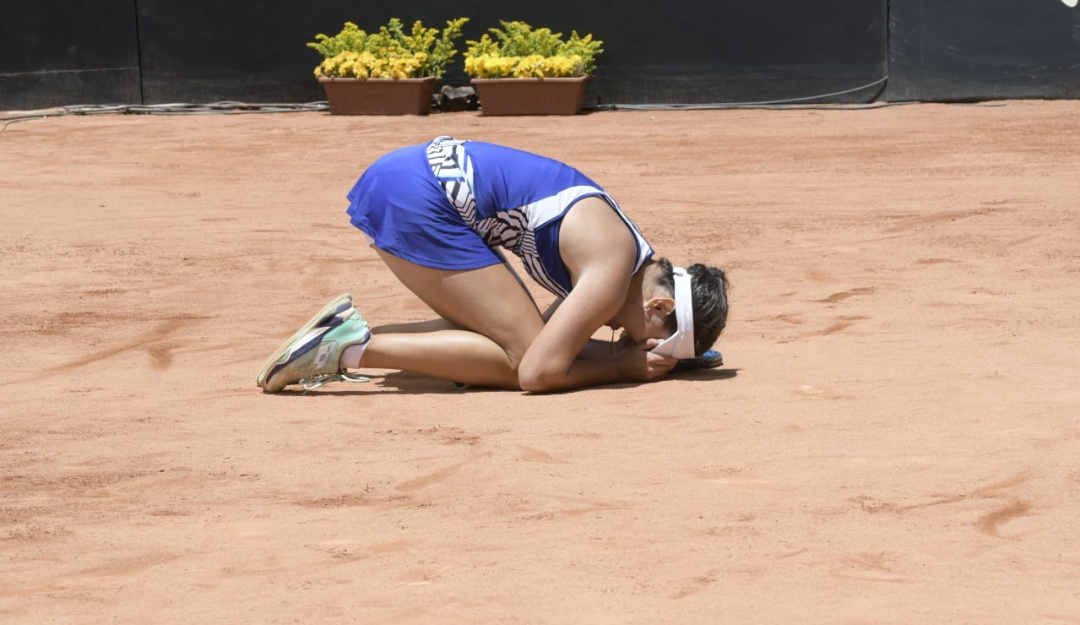 María Camila Osorio festeja su título del WTA 250 de Bogotá.