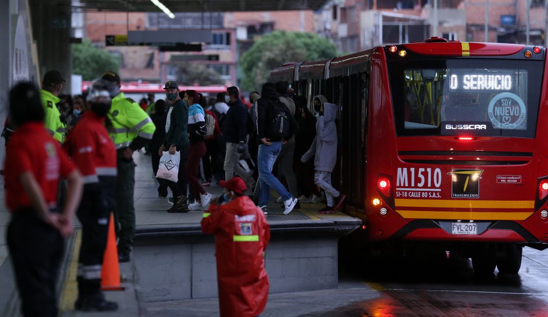 Operación de Transmilenio en Bogotá durante toque de queda y cuarentena.