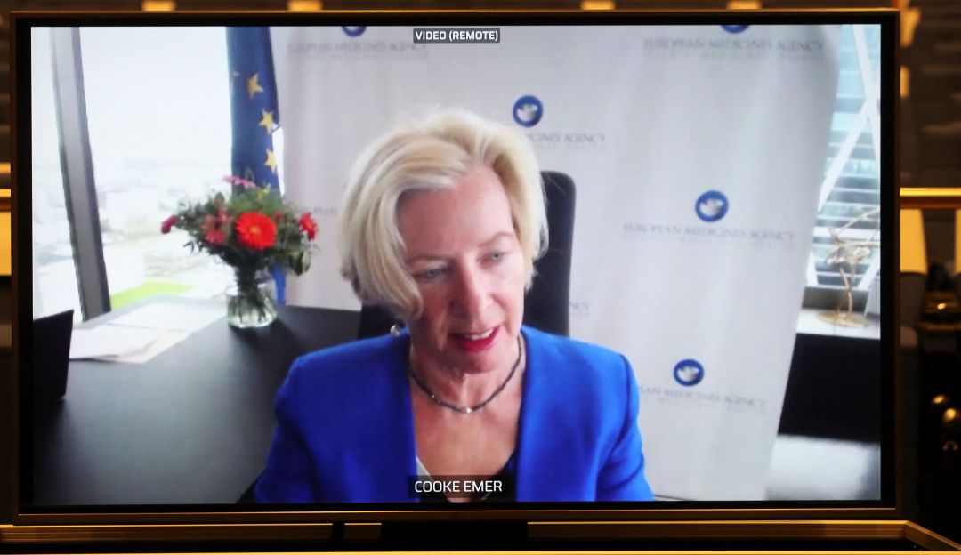 Emer Cooke, directora de la Agencia Europea del Medicamento, aseguró que avanza la revisión de la Sputnik V.