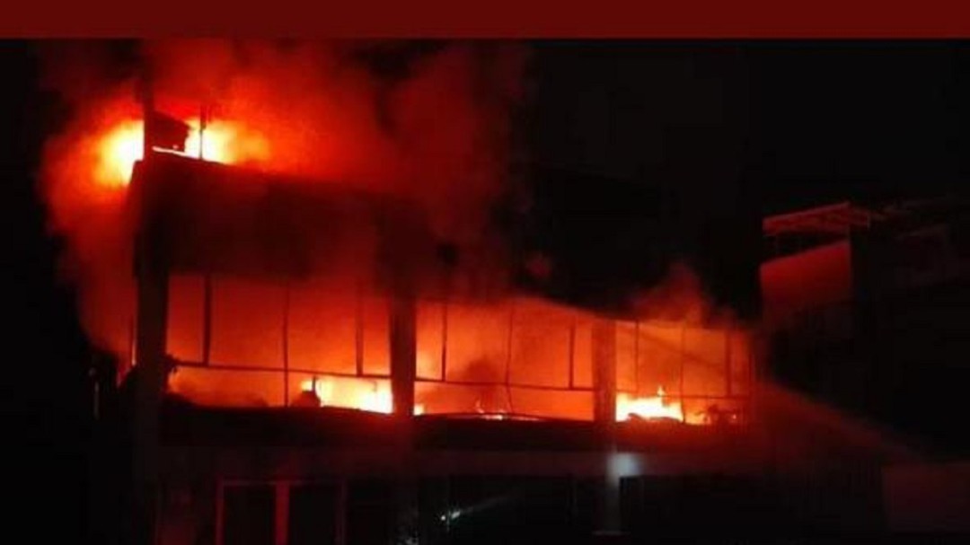 3 bomberos afectados y pérdidas millonarias por incendio en Armenia