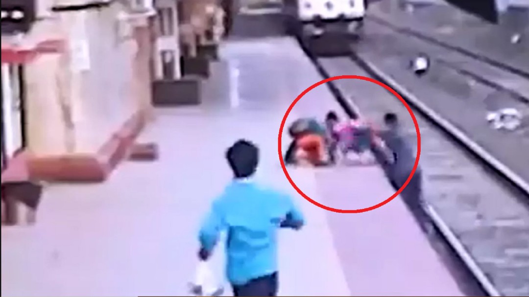 (VIDEO) Un guardavías salva a un niño de morir atropellado por un tren