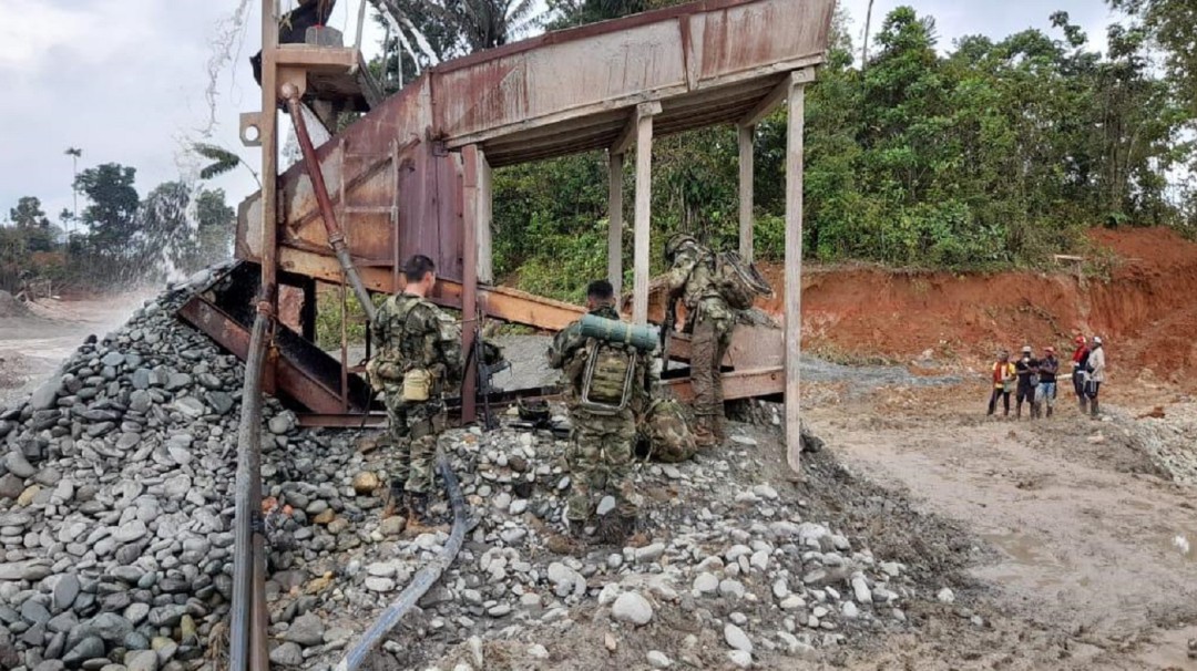 Destruyen maquinaria utilizada para extracción ilegal de oro en Nariño