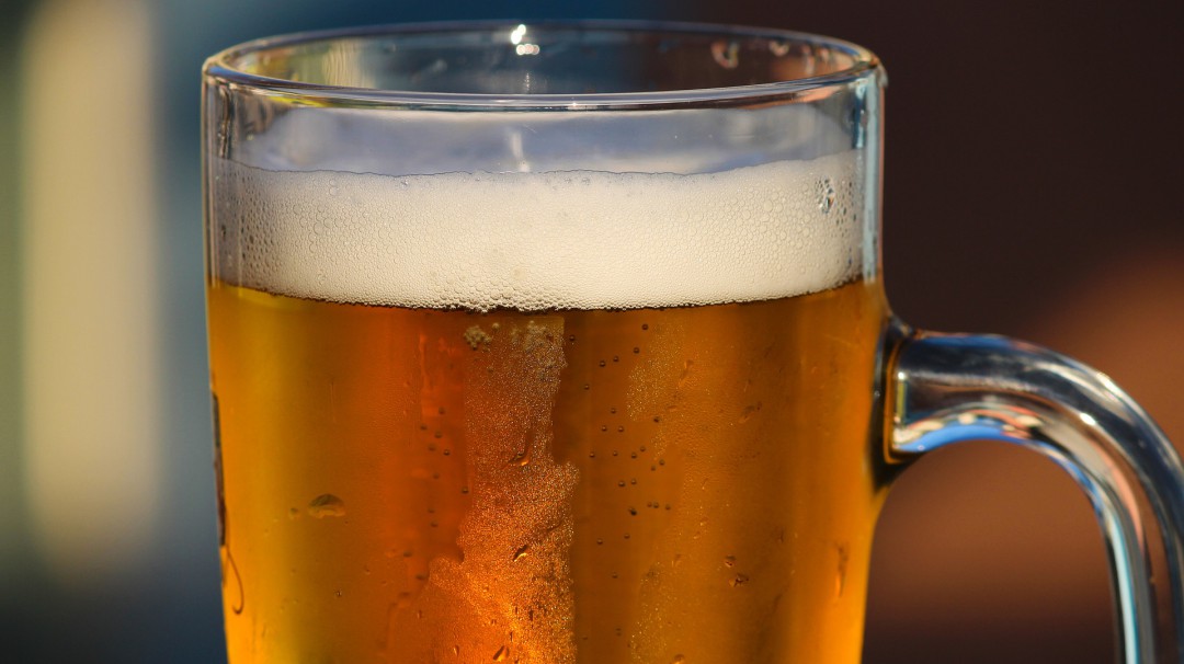 ¿Cuántas burbujas hay en un vaso de cerveza?