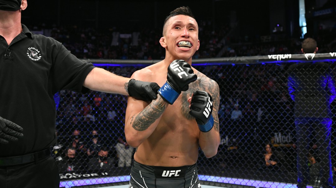 El colombiano Jeff Molina debuta con victoria en la UFC