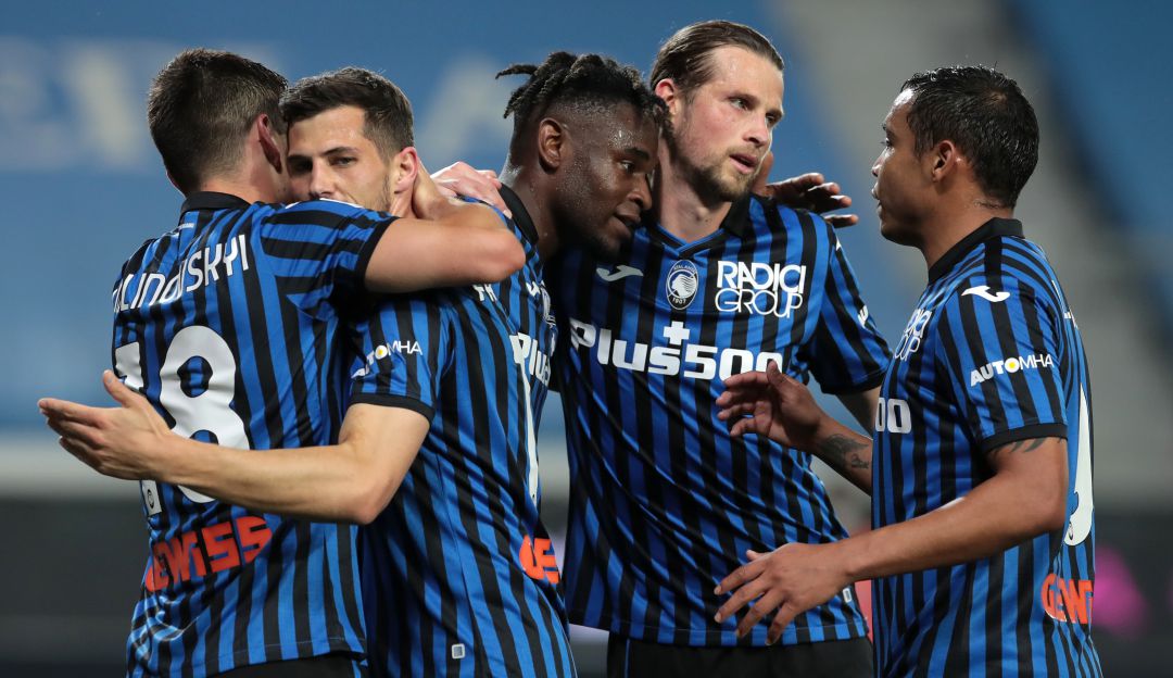 Los jugadores de Atalanta festejan uno de los cinco goles del triunfo.