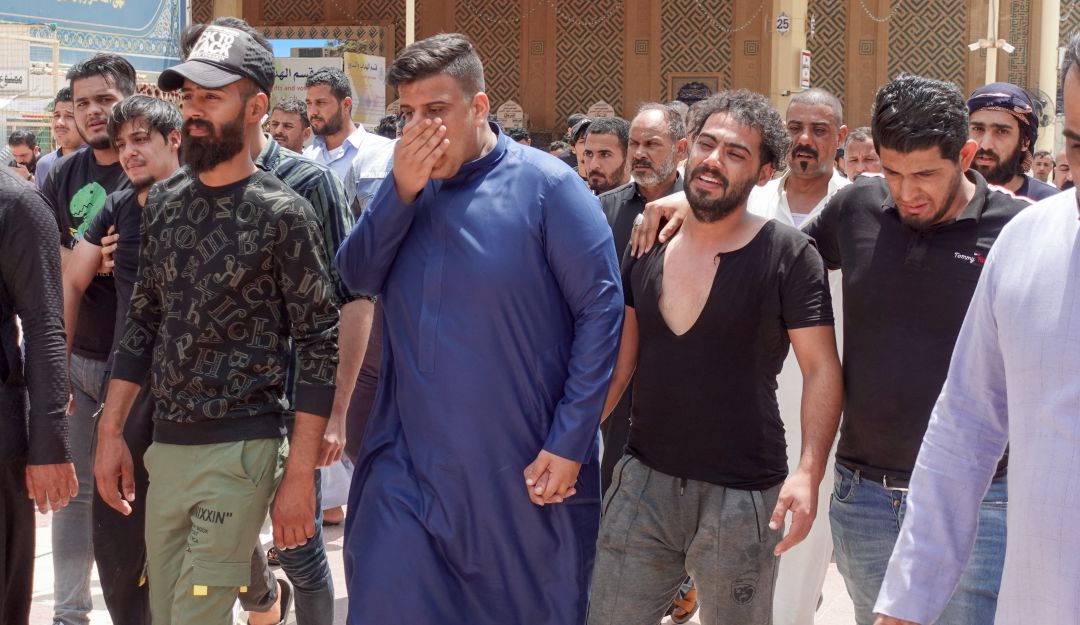Familiares de las víctimas del incendio en Irak