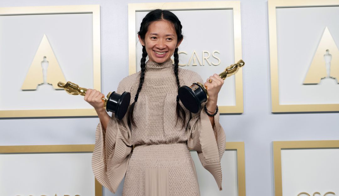 La directora Chloe Zhao se llevó dos estatuillas a la mejor película y mejor dirección por su película Nomadland.