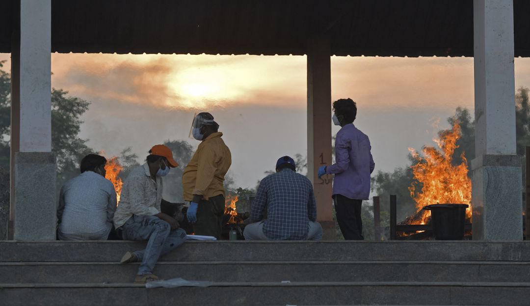 Crematorios al aire libre en India por COVID