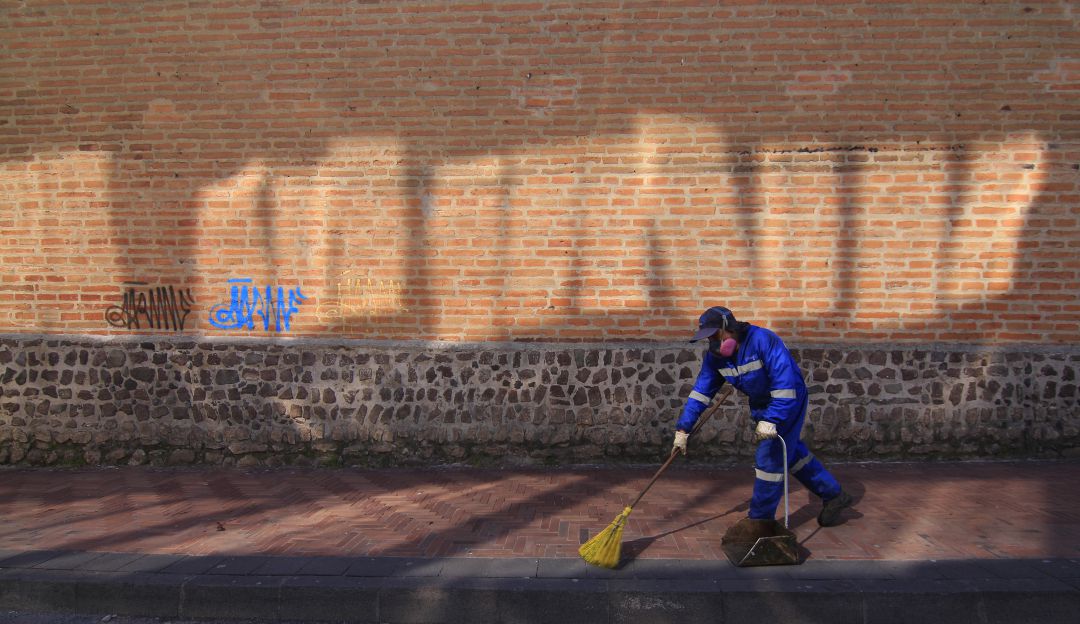 Trabajador limpia las calles de Quito, Ecuador. Abril 25 de 2021.