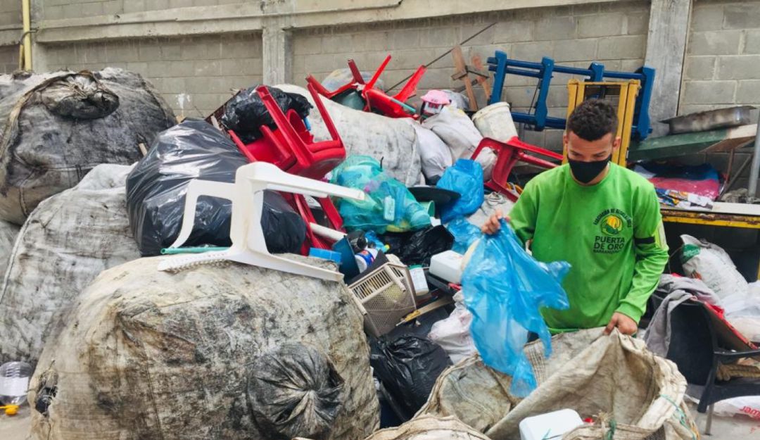 Recicladores de la Asociación de recicladores
Puerta de oro Barranquilla