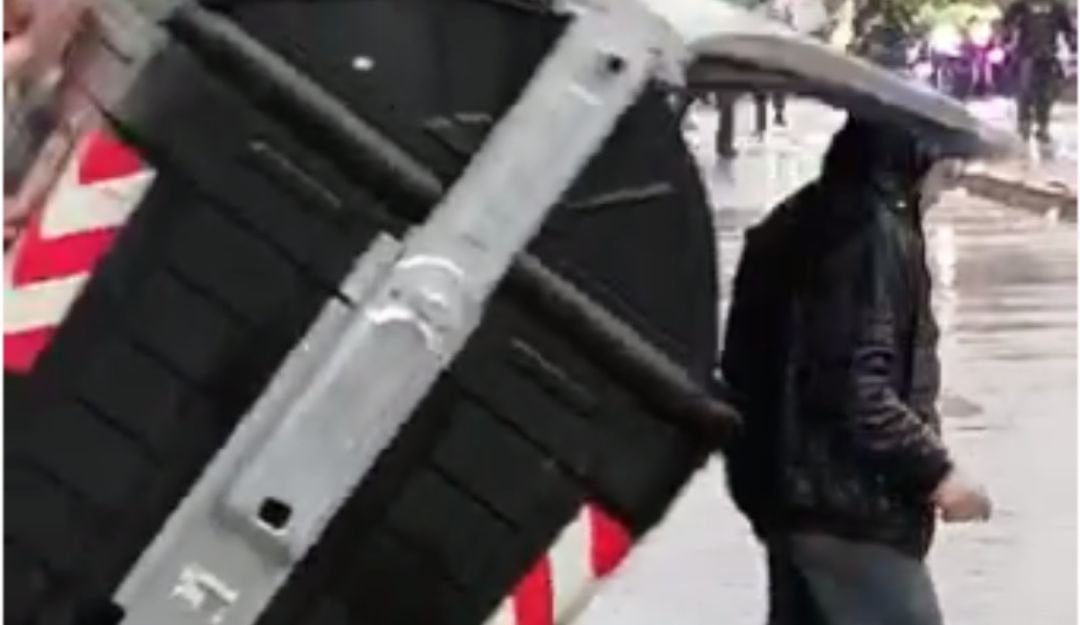 Momento en que el manifestante sufre el golpe.