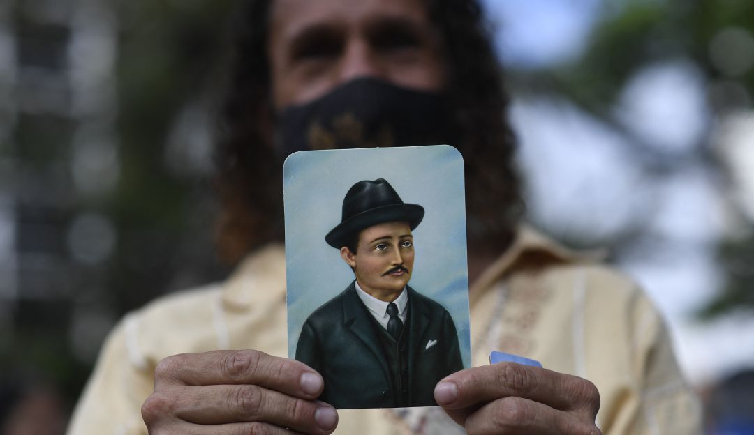 Una mujer venezolana con una estampa de José Gregorio Hernández